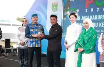 HUT ke-23 Tanbu, Bupati Andi Rudi Latif dan Artis Asty Ananta Serahkan Bibit Tomat Cherry Stevia untuk Petani Lokal