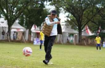 Bupati Andi Rudi Latif Resmi Buka Turnamen Sepakbola Piala Bupati Tanah Bumbu di Pagatan.