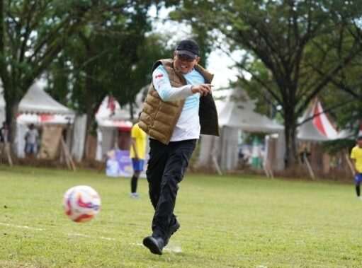 Bupati Andi Rudi Latif Resmi Buka Turnamen Sepakbola Piala Bupati Tanah Bumbu di Pagatan.