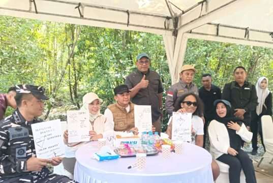 Wakil Ketua I DPRD Tanah Bumbu Bersama Bupati Andi Rudi Latif Pimpin Langsung Aksi Penanaman Mangrove, Ribuan Bibit Ditanam di kawasan Pesisir Desa Muara Pagatan Kusan Hilir