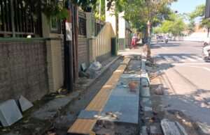 Trotoar Lama Masih Layak, Dibongkar Total Tanpa Papan Proyek—Ada Apa di Balik Proyek Jombang Ini?