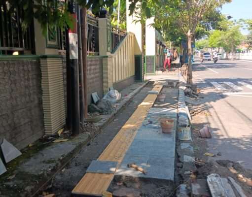 Trotoar Lama Masih Layak, Dibongkar Total Tanpa Papan Proyek—Ada Apa di Balik Proyek Jombang Ini?