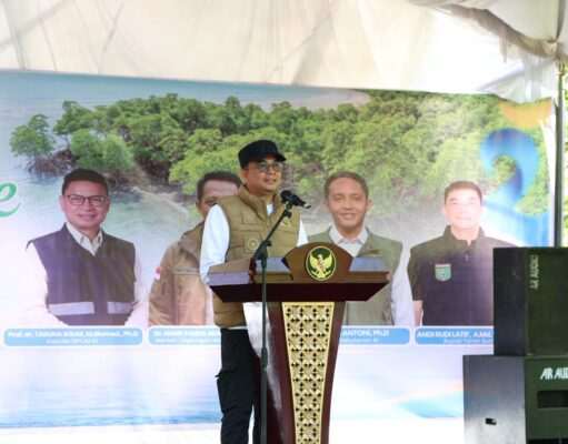 Cegah Abrasi dan Tingkatkan Kesejahteraan Masyarakat Pesisir, Bupati Andi Rudi Larif dan Kaka Slank Tanam Magrove di Pesisir Tanah Bumbu
