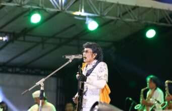 Ribuan Penonton Padati Pesisir Pantai Pagatan Tanah Bumbu Saksikan Penampilan Raja Dangdut Rhoma Irama