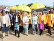 Pesta adat Mapanreritasie 2026 di Pantai Pagatan berlangsung meriah dengan iring-iringan kapal nelayan dan antusias ribuan warga menyaksikan prosesi laut.