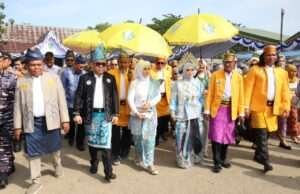 Pesta adat Mapanreritasie 2026 di Pantai Pagatan berlangsung meriah dengan iring-iringan kapal nelayan dan antusias ribuan warga menyaksikan prosesi laut.