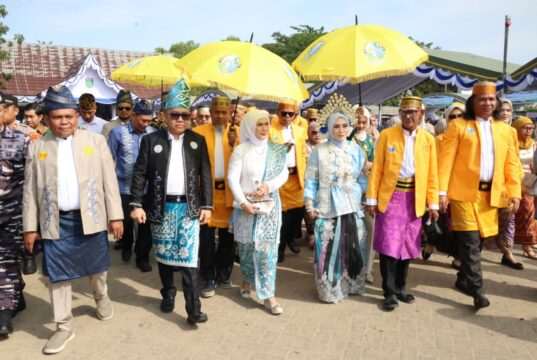 Pesta adat Mapanreritasie 2026 di Pantai Pagatan berlangsung meriah dengan iring-iringan kapal nelayan dan antusias ribuan warga menyaksikan prosesi laut.