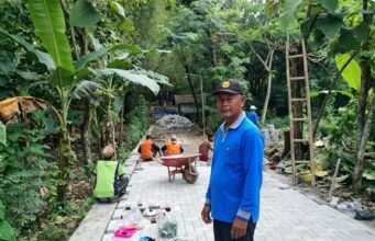 Pemdes BayemTaman Gunakan Dana Desa Untuk Pavingisasi Makam Tengah