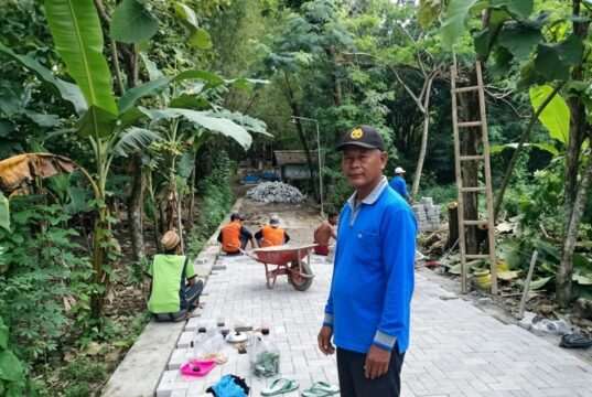 Pemdes BayemTaman Gunakan Dana Desa Untuk Pavingisasi Makam Tengah