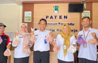 Bang Yoko Ajak ASN Kecamatan Kartoharjo Beli Telur Pada Peternak.