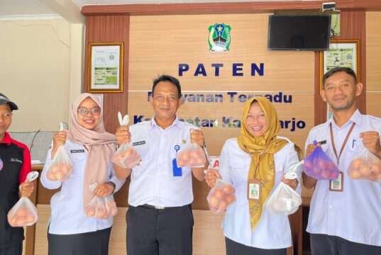 Bang Yoko Ajak ASN Kecamatan Kartoharjo Beli Telur Pada Peternak.