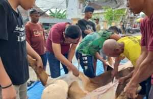 Ketua DPRD Lamongan Tak Hanya Berqurban, Namun Turut Membaur Dengan Panitia Qurban & Masyarakat