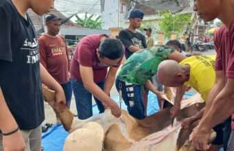 Ketua DPRD Lamongan Tak Hanya Berqurban, Namun Turut Membaur Dengan Panitia Qurban & Masyarakat