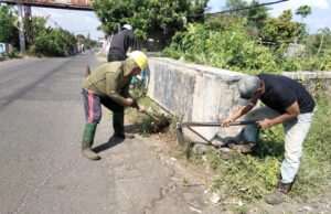 Dinas PUPR Tulungagung melalui UPT PJJ Kota Rutin Lakukan Pemeliharaan Jembatan ruas jalan Mangunsari- Bungur