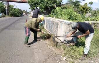 Dinas PUPR Tulungagung melalui UPT PJJ Kota Rutin Lakukan Pemeliharaan Jembatan ruas jalan Mangunsari- Bungur