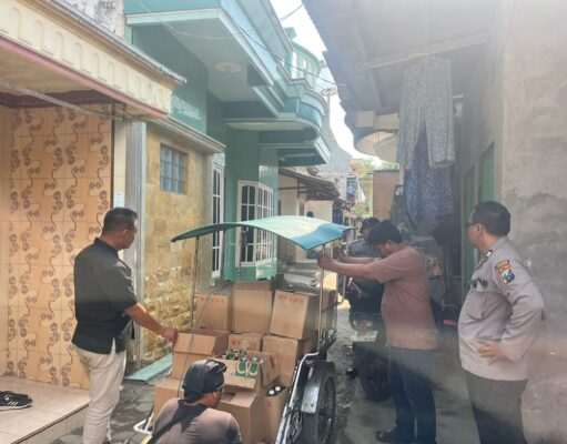 Berkedok Warung Biasa, Ternyata Tersimpan Ratusan Botol Miras
