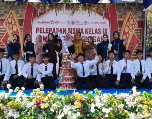 Suasana Haru dan Piagam Penghargaan Warnai Akhirussanah SMPN 1 Glagah