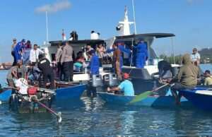 Nelayan Pesisir Pulau Burung Mendapatkan Bantuan Sembako Dari Polres Tanah Bumbu , Dalam Rangka Hari Bhayangkara Ke 80.