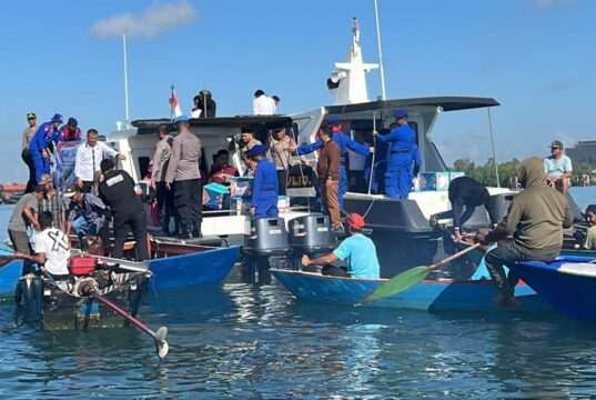 Nelayan Pesisir Pulau Burung Mendapatkan Bantuan Sembako Dari Polres Tanah Bumbu , Dalam Rangka Hari Bhayangkara Ke 80.