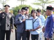 Bupati Andi Rudi Latif Serahkan Piagam Penghargaan Kepala Relawan Kemanusiaan di HUT Ke-80 Bhayangkara