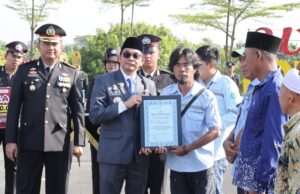 Bupati Andi Rudi Latif Serahkan Piagam Penghargaan Kepala Relawan Kemanusiaan di HUT Ke-80 Bhayangkara