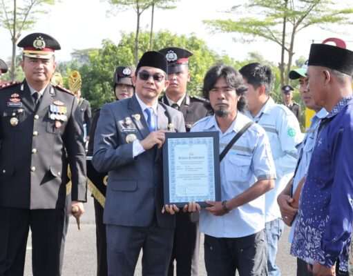 Bupati Andi Rudi Latif Serahkan Piagam Penghargaan Kepala Relawan Kemanusiaan di HUT Ke-80 Bhayangkara