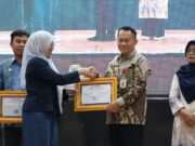 Bupati Andi Rudi Latif Terima Penghargaan ULM atas Dukungan Program KKN Lingkungan Hidup
