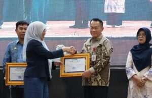 Bupati Andi Rudi Latif Terima Penghargaan ULM atas Dukungan Program KKN Lingkungan Hidup