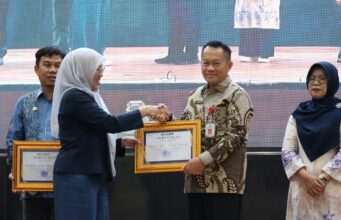 Bupati Andi Rudi Latif Terima Penghargaan ULM atas Dukungan Program KKN Lingkungan Hidup