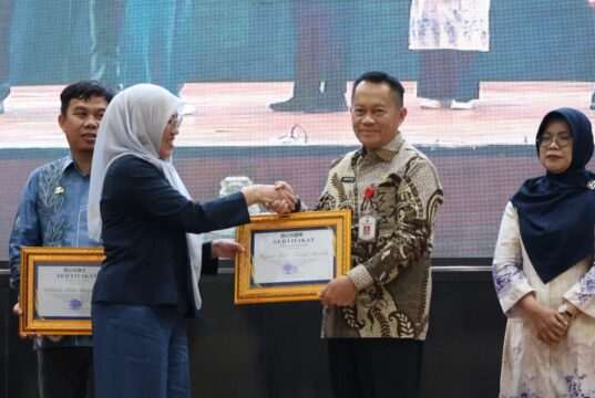 Bupati Andi Rudi Latif Terima Penghargaan ULM atas Dukungan Program KKN Lingkungan Hidup