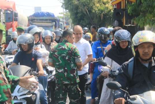 Wujudkan Peduli Sesama, Dandim 0812/Lamongan Pimpin langsung Aksi Sosial “Jumat Berkah”