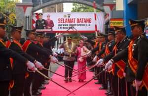 Polres Tulungagung Gelar Tradisi Pedang Pora Sambut Kapolres Baru AKBP Wiwin Junianto Supriyadi