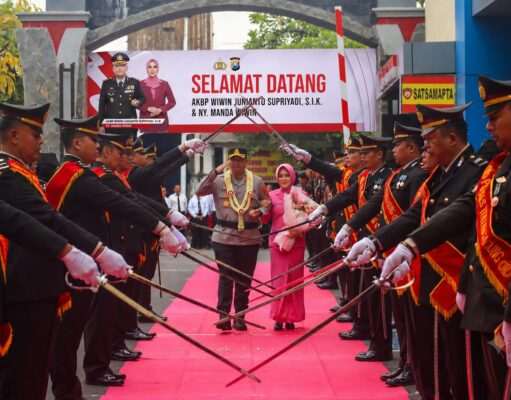 Polres Tulungagung Gelar Tradisi Pedang Pora Sambut Kapolres Baru AKBP Wiwin Junianto Supriyadi