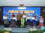 Moment Harganas, Bupati Lamongan Tekankan Pentingnya Peran Ayah Hadir untuk Anak & Apresiasi Lewat Piagam Penghargaan