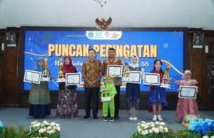 Moment Harganas, Bupati Lamongan Tekankan Pentingnya Peran Ayah Hadir untuk Anak & Apresiasi Lewat Piagam Penghargaan