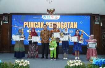 Moment Harganas, Bupati Lamongan Tekankan Pentingnya Peran Ayah Hadir untuk Anak & Apresiasi Lewat Piagam Penghargaan