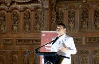 Hadiri Launching Buku Antologi “Suara dari Tenggara”, Bupati Andi Rudi Latif Apresiasi Perkembangan Literasi di Bumi Bersujud