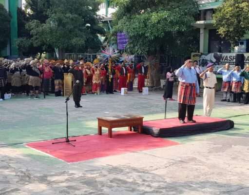 Semarak & Khidmat Beragam Busana Adat Nusantara Warnai Upacara Kemerdekaan RI ke 81 di UNISLA