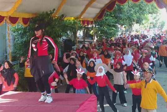 Jalan Sehat Semarakan HUT RI ke-81 Pemdes Jeruk