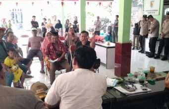 Puluhan Warga,Tuntut Pengembalian Dana PTSL, & Kades Sugihwaras Mundur dari Jabatan
