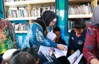 Bunda Literasi Tanah Bumbu Dorong Siswa Sekolah Rakyat Gemar Membaca dan Kembangkan Potensi