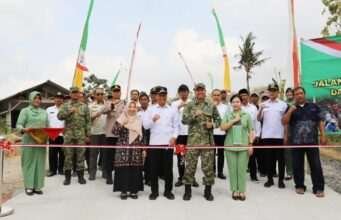 Plt.Bupati Tulungagung Apresiasi Jalan Rabat Beton Karya Bhakti TNI di Desa Wonorejo
