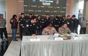 Ribuan Botol Miras Bermacam Merek.Dimusnahkan Polres Tanah Bumbu.