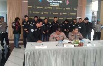 Ribuan Botol Miras Bermacam Merek.Dimusnahkan Polres Tanah Bumbu.