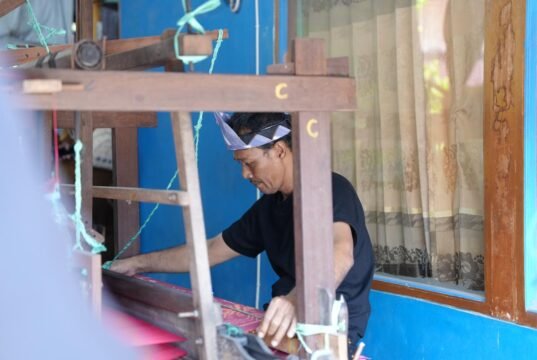 Bupati Andi Rudi Latif Dorong Peningkatan Produksi Tenun Pagatan