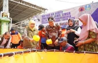 Salurkan Bantuan Air Bersih, Bu Khofifah Tawarkan Solusi Strategis Penanganan Bencana Kekeringan