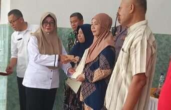 Kades Purwodadi Serahkan 128 Sertifikat PTSL