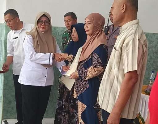 Kades Purwodadi Serahkan 128 Sertifikat PTSL