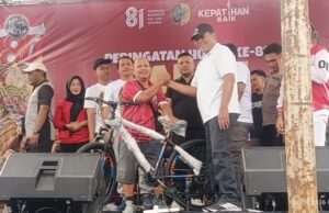 Rejeki Ketua RT! Iman Santoso Ketua RT 05 RW 08 Kepatihan Bawa Pulang Sepeda Gunung di Jalan Sehat HUT RI ke-81