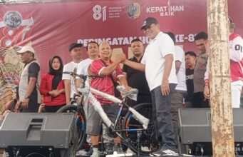 Rejeki Ketua RT! Iman Santoso Ketua RT 05 RW 08 Kepatihan Bawa Pulang Sepeda Gunung di Jalan Sehat HUT RI ke-81